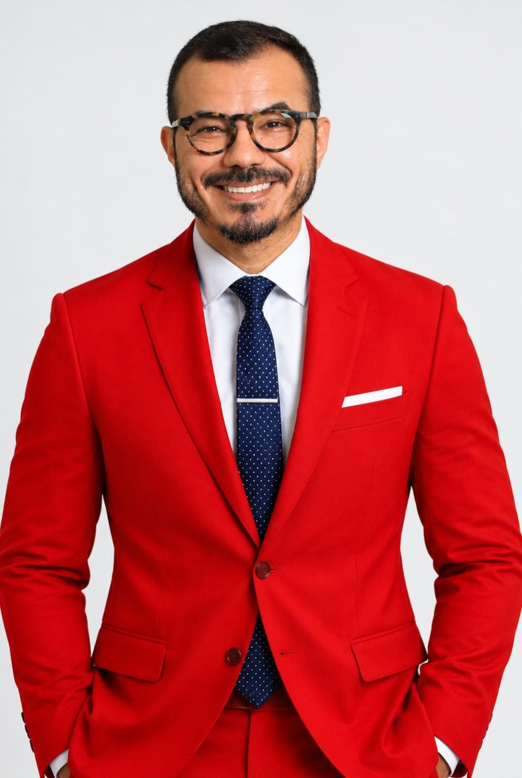 Psicólogo Marcos Vargas de terno vermelho